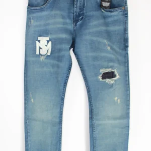Jean Premium de alta calidad para hombre, corte moderno, color azul claro con parche Monastery en pierna derecha, bordados en el monedero y en bolsillo trasero