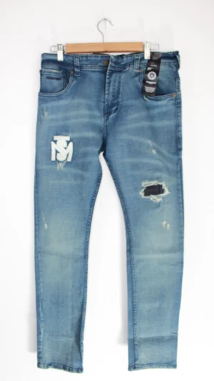 Jean Premium de alta calidad para hombre, corte moderno, color azul claro con parche Monastery en pierna derecha, bordados en el monedero y en bolsillo trasero