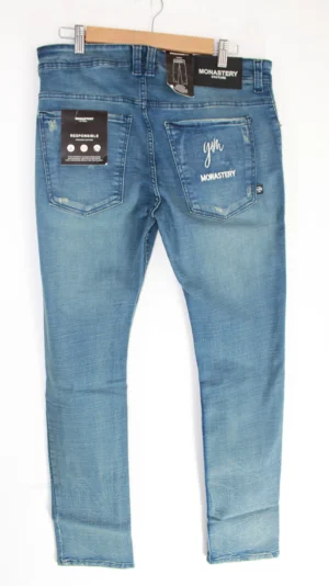 Jean Premium de alta calidad para hombre, corte moderno, color azul claro con parche Monastery en pierna derecha, bordados en el monedero y en bolsillo trasero