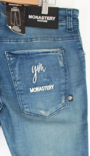 Jean Premium de alta calidad para hombre, corte moderno, color azul claro con parche Monastery en pierna derecha, bordados en el monedero y en bolsillo trasero