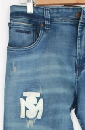 Jean Premium de alta calidad para hombre, corte moderno, color azul claro con parche Monastery en pierna derecha, bordados en el monedero y en bolsillo trasero