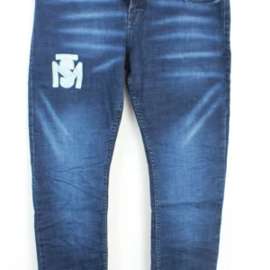 Jean Premium de alta calidad para hombre, corte moderno, color azul medio con parche Monastery en pierna derecha, bordados en el monedero y en bolsillo trasero