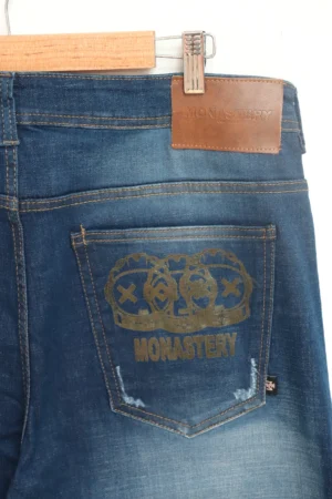 Jean Premium de alta calidad para hombre, corte moderno, color azul medio con bordado en el monedero y sublimado en bolsillo trasero