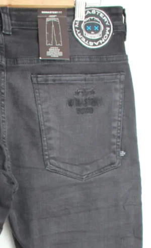 Jean Premium de alta calidad para hombre, corte moderno, color gris con bordado Monastery en pierna izquierda y nips