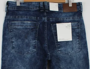 Jean Premium de alta calidad para hombre, corte moderno, color azul medio nevado y etiqueta CK en monedero