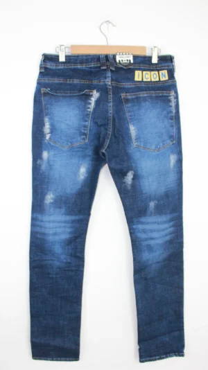 Jean Premium de alta calidad para hombre, corte moderno, color azul medio con destroyer en ambas piernas y manchas de pintura