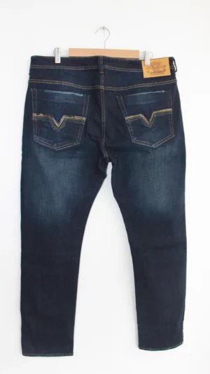 Jean Premium de alta calidad para hombre, corte moderno, color azul oscuro clásico con diseño sublimado en bolsillos traseros