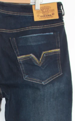 Jean Premium de alta calidad para hombre, corte moderno, color azul oscuro clásico con diseño sublimado en bolsillos traseros