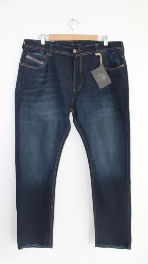 Jean Premium de alta calidad para hombre, corte moderno, color azul oscuro clásico con diseño sublimado en bolsillos traseros