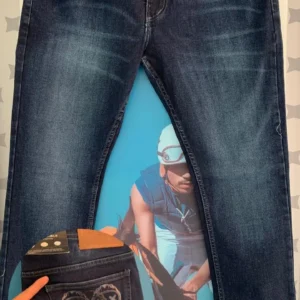 Jean Premium de alta calidad para hombre, corte moderno, color azul oscuro con bigotes y diseño sublimado en bolsillo trasero