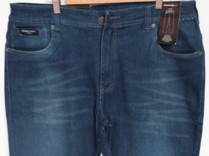 Jean Premium de alta calidad para hombre, corte moderno, color azul medio con bigotes y diseño sublimado en bolsillo trasero