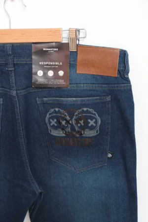 Jean Premium de alta calidad para hombre, corte moderno, color azul medio con bigotes y diseño sublimado en bolsillo trasero