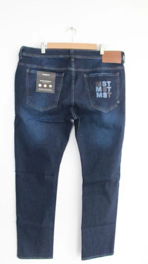 Jean Premium de alta calidad para hombre, corte moderno, color azul oscuro con bigotes y diseño sublimado en bolsillo trasero
