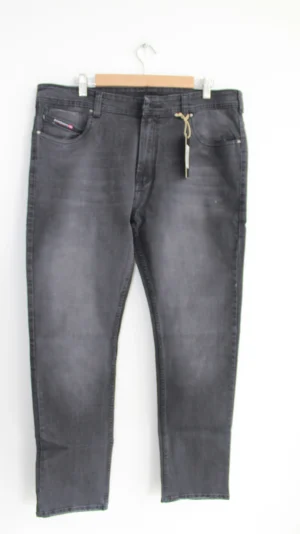 Jean Premium de alta calidad para hombre, corte moderno, color gris humo clásico con bordados en monedero y bolsillos traseros