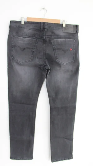 Jean Premium de alta calidad para hombre, corte moderno, color gris humo clásico con bordados en monedero y bolsillos traseros