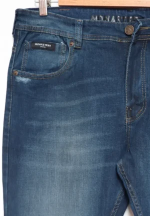 Jean Premium de alta calidad para hombre, corte moderno, color azul medio, con bigotes y sublimado en bolsillo trasero