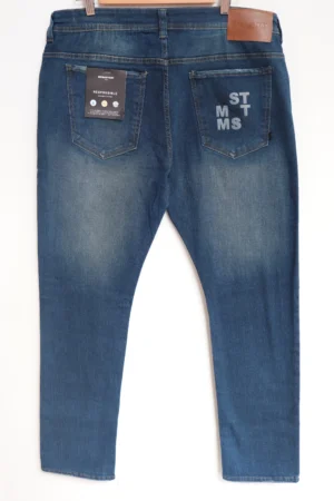 Jean Premium de alta calidad para hombre, corte moderno, color azul medio, con bigotes y sublimado en bolsillo trasero