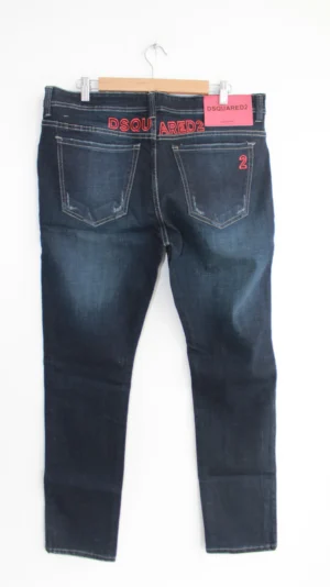 Jean Premium de alta calidad para hombre, corte moderno, color azul oscuro con desgastes, destroyer en pierna derecha, bordado en parte trasera