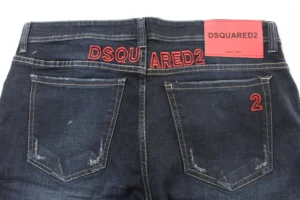 Jean Premium de alta calidad para hombre, corte moderno, color azul oscuro con desgastes, destroyer en pierna derecha, bordado en parte trasera