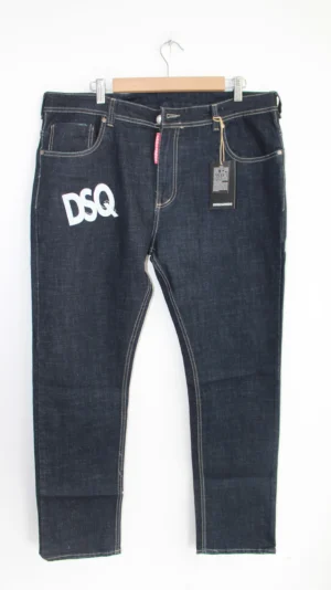 Jean Premium de alta calidad para hombre, corte moderno, color azul oscuro urbano con parche DSQ en pierna derecha, bordado en bolsillo trasero