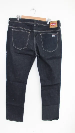 Jean Premium de alta calidad para hombre, corte moderno, color azul oscuro urbano con parche DSQ en pierna derecha, bordado en bolsillo trasero