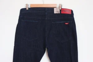 Jean Premium de alta calidad para hombre, corte moderno, color azul oscuro clásico con efecto corrugado, bordado en monedero y bolsillo trasero