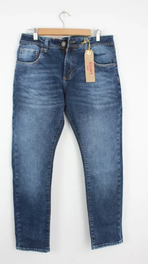Jean Premium de alta calidad para hombre, corte moderno, color azul medio con bigotes, desgastes pines y botón contramarcado