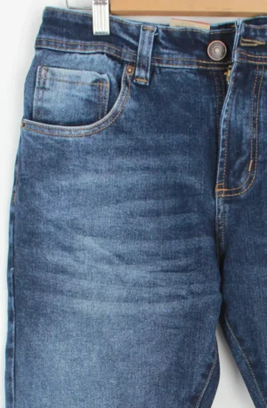 Jean Premium de alta calidad para hombre, corte moderno, color azul medio con bigotes, desgastes pines y botón contramarcado