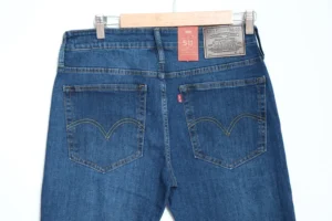 Jean Premium de alta calidad para hombre, corte moderno, color azul medio clásico con bigotes, pines y botón contramarcado