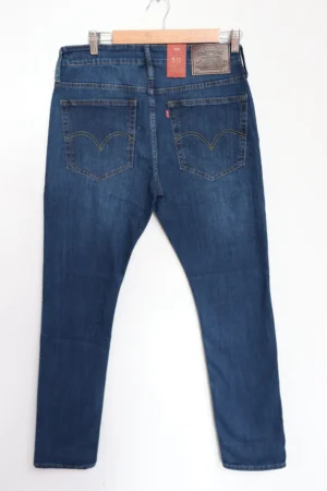 Jean Premium de alta calidad para hombre, corte moderno, color azul medio clásico con bigotes, pines y botón contramarcado