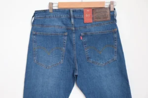 Jean Premium de alta calidad para hombre, corte moderno, color azul claro clásico con bigotes, pines y botón contramarcado