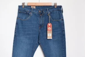 Jean Premium de alta calidad para hombre, corte moderno, color azul claro clásico con bigotes, pines y botón contramarcado