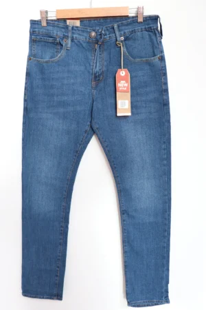 Jean Premium de alta calidad para hombre, corte moderno, color azul claro clásico con bigotes, pines y botón contramarcado