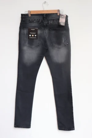 Jean Premium de alta calidad para hombre, corte moderno, color gris humo oscuro con parche en pierna derecha, nips, destroyer, desgastes pines y botón contramarcado, bordado Monastery en parte trasera