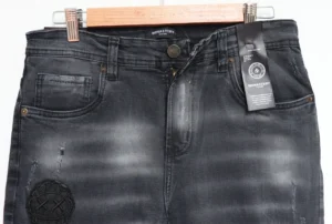 Jean Premium de alta calidad para hombre, corte moderno, color gris humo oscuro con parche en pierna derecha, nips, destroyer, desgastes pines y botón contramarcado, bordado Monastery en parte trasera