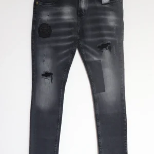 Jean Premium de alta calidad para hombre, corte moderno, color gris humo oscuro con parche en pierna derecha, nips, destroyer, desgastes pines y botón contramarcado, bordado Monastery en parte trasera