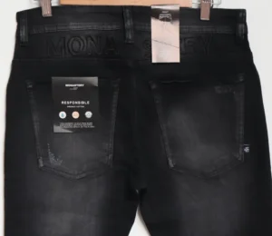 Jean Premium de alta calidad para hombre, corte moderno, color gris humo oscuro con parche en pierna derecha, nips, destroyer, desgastes pines y botón contramarcado, bordado Monastery en parte trasera