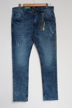 Jean Premium de alta calidad para hombre, corte moderno, color azul medio con desgastes, nips, monedero y bolsillo trasero bordado, pines y botón contramarcado