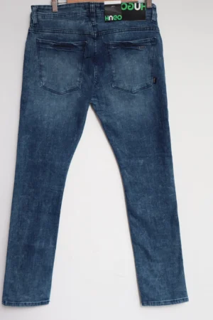 Jean Premium de alta calidad para hombre, corte moderno, color azul medio con desgastes, nips, monedero y bolsillo trasero bordado, pines y botón contramarcado