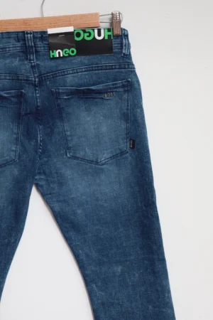 Jean Premium de alta calidad para hombre, corte moderno, color azul medio con desgastes, nips, monedero y bolsillo trasero bordado, pines y botón contramarcado