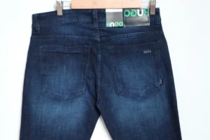 Jean Premium de alta calidad para hombre, corte moderno, color azul oscuro con desgastes, nips, monedero y bolsillo trasero bordado, pines y botón contramarcado