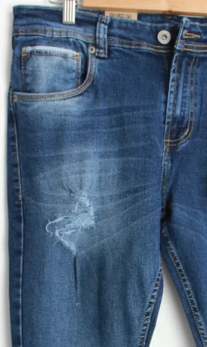 Jean Premium de alta calidad para hombre, corte moderno, color azul medio con bigotes, destroyer, pines y botón contramarcado