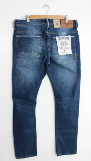 Jean Premium de alta calidad para hombre, corte moderno, color azul medio con bigotes, destroyer, pines y botón contramarcado