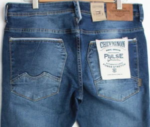 Jean Premium de alta calidad para hombre, corte moderno, color azul medio con bigotes, destroyer, pines y botón contramarcado