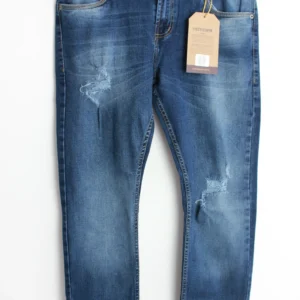 Jean Premium de alta calidad para hombre, corte moderno, color azul medio con bigotes, destroyer, pines y botón contramarcado