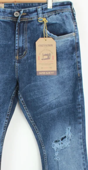 Jean Premium de alta calidad para hombre, corte moderno, color azul medio con efecto nevado, destroyer, pines y botón contramarcado