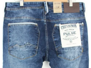 Jean Premium de alta calidad para hombre, corte moderno, color azul medio con efecto nevado, destroyer, pines y botón contramarcado