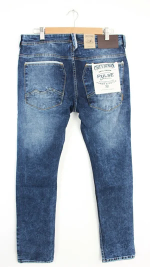 Jean Premium de alta calidad para hombre, corte moderno, color azul medio con efecto nevado, destroyer, pines y botón contramarcado