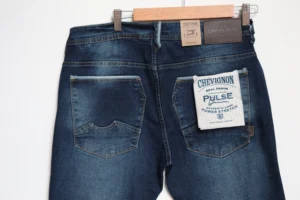Jean Premium de alta calidad para hombre, corte moderno, color azul oscuro con bigotes, destroyer, pines y botón contramarcado