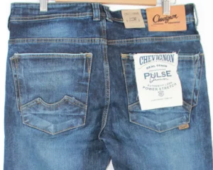 Jean Premium de alta calidad para hombre, corte moderno, color azul medio con bigotes, monedero bordado, pines y botón contramarcado